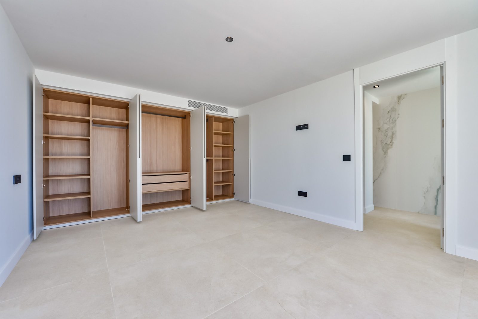 Bedroom with fitted wardrobes and marble ensuite bathroom in a 4-bedroom villa in Altea - The Estates