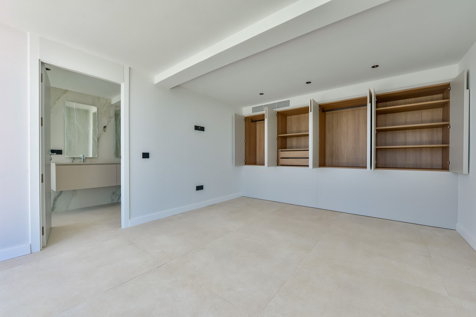 Modern bedroom with fitted wardrobes and ensuite bathroom of a 4-bedroom villa in Altea - The Estates