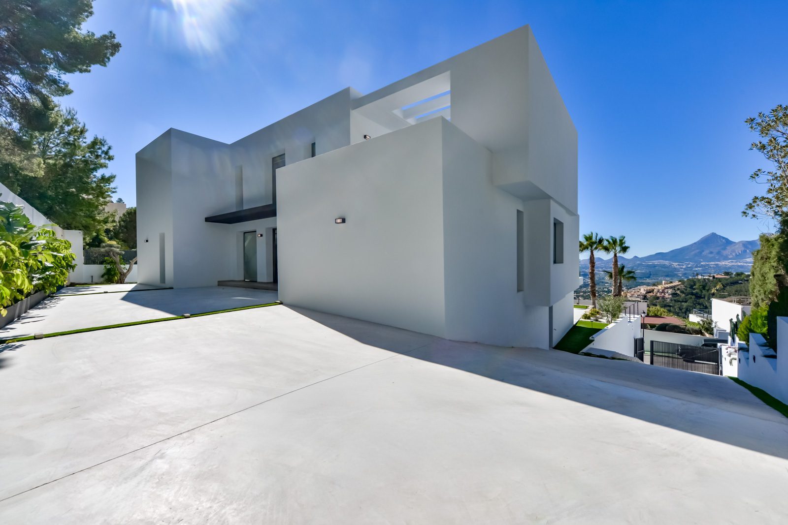 Modern white exterior with mountain views of a 4-bedroom villa in Altea - The Estates