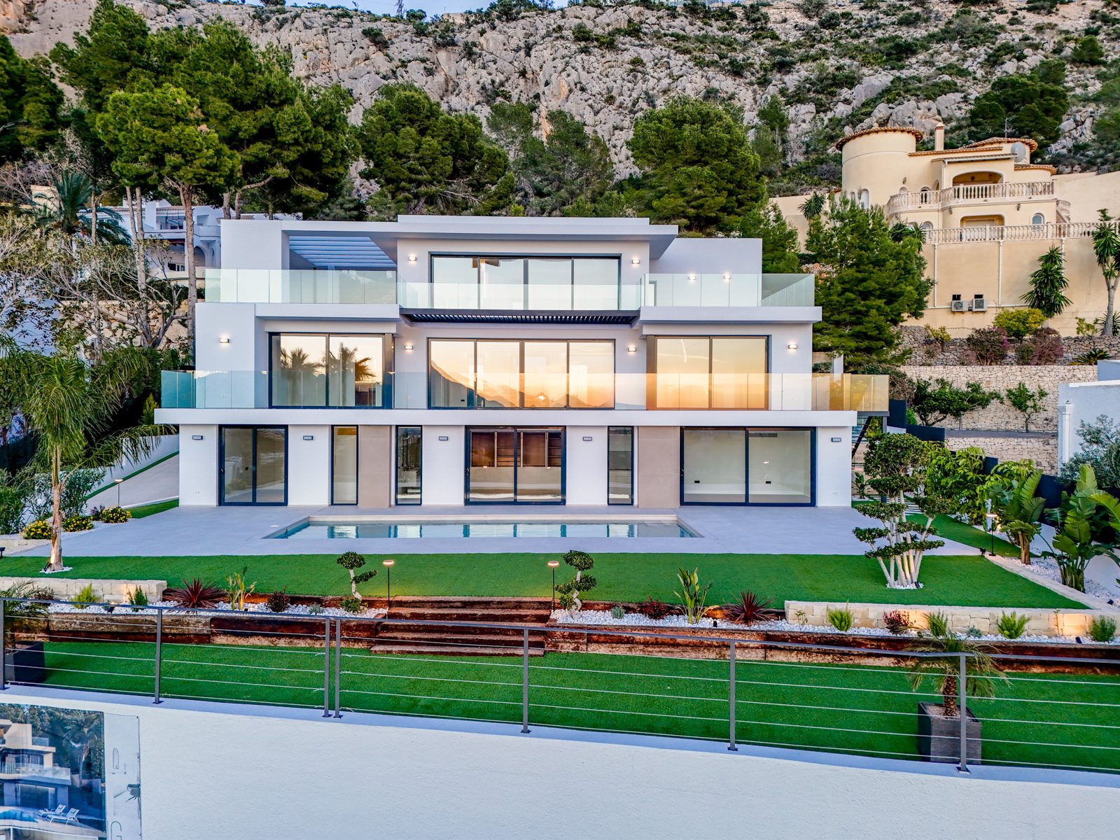 Modern facade, pool and landscaped garden of a 4-bedroom villa in Altea - The Estates