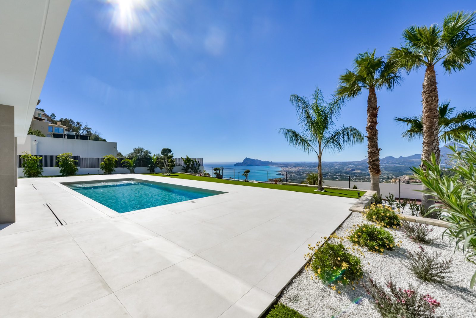 Pool terrace with palm trees and panoramic sea views of a 4-bedroom villa in Altea - The Estates