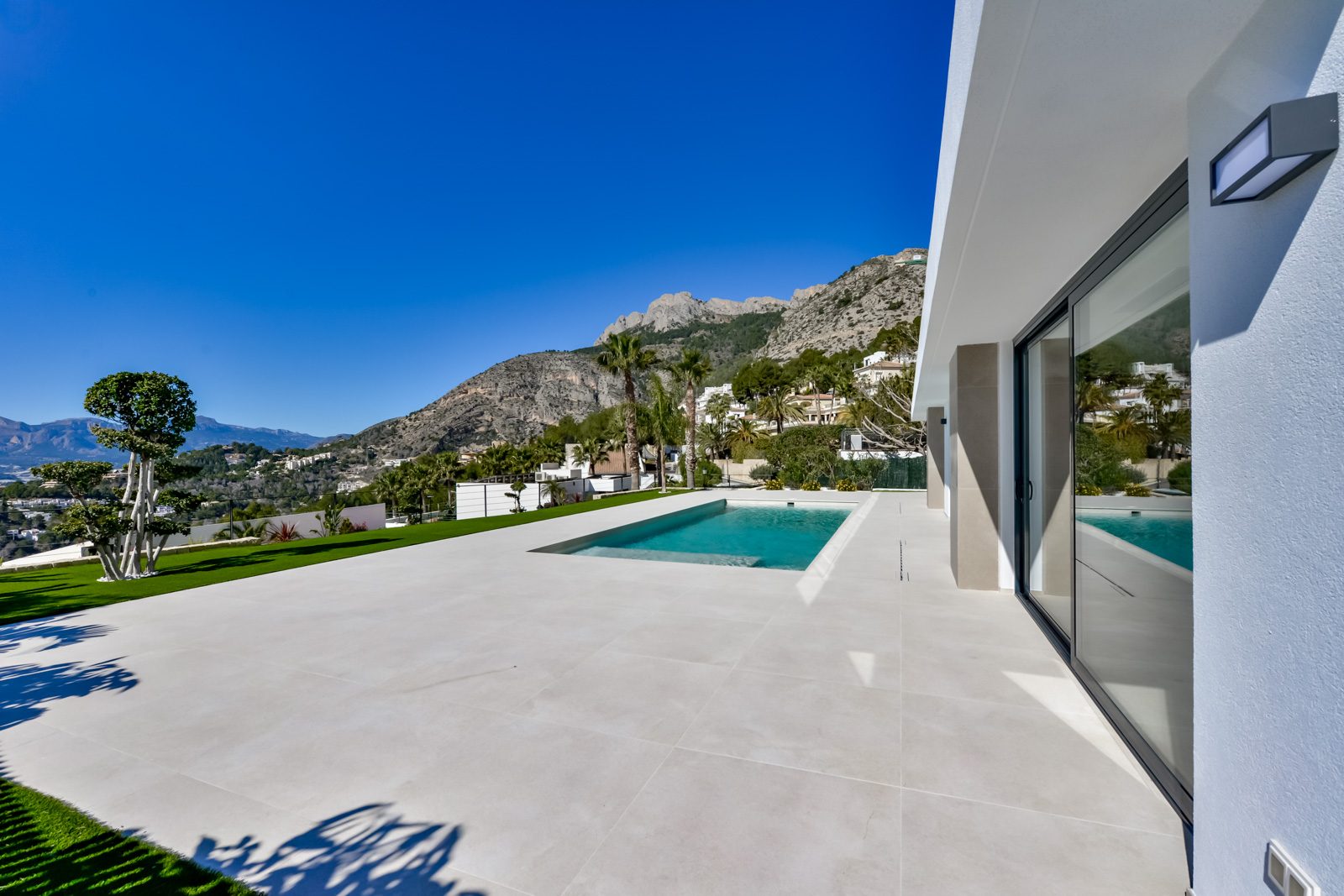 Pool terrace and mountain views of a 4-bedroom villa in Altea - The Estates