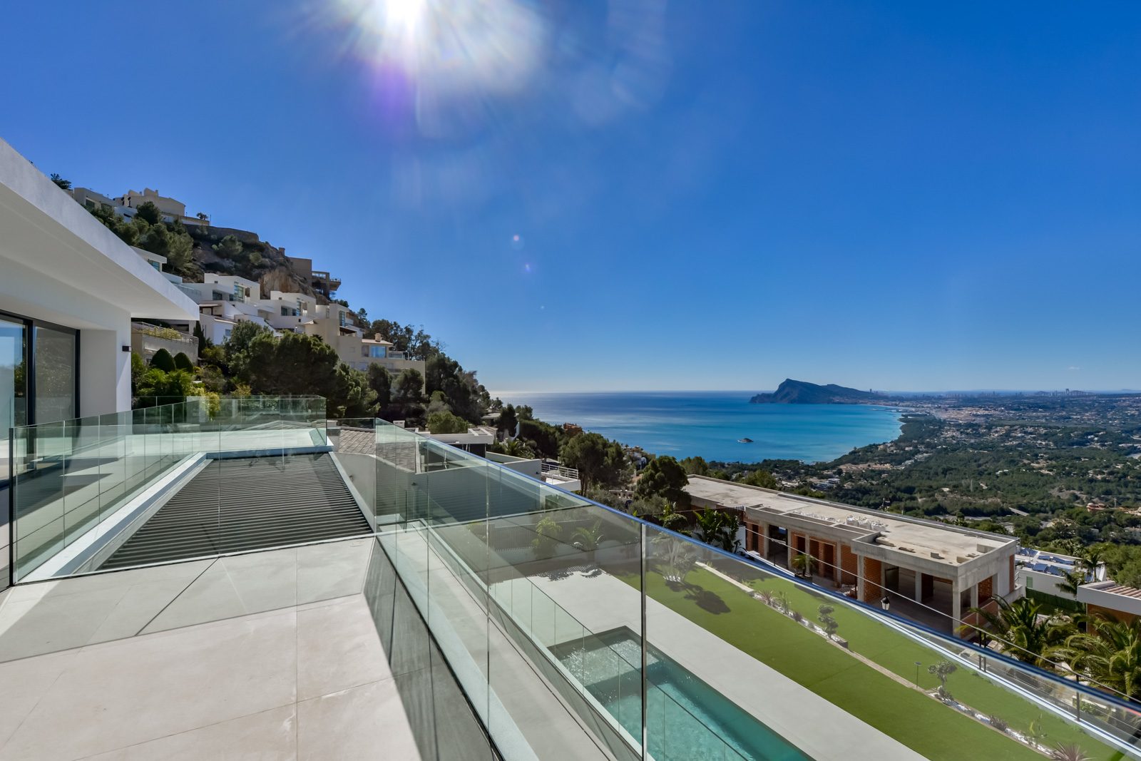 Terrace and pool with panoramic sea views of a 4-bedroom villa in Altea - The Estates