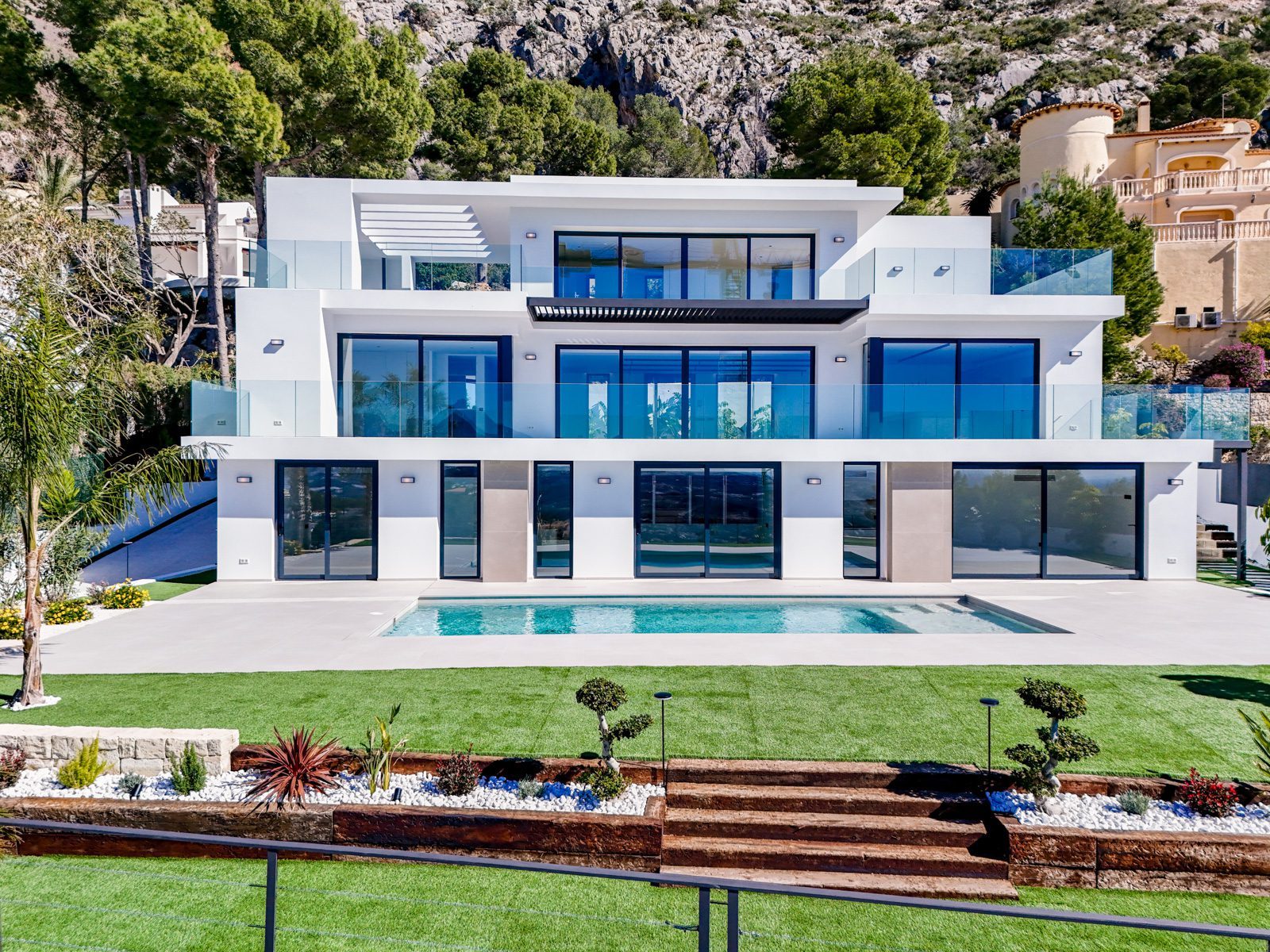 Modern exterior and pool of a 4-bedroom villa in Altea - The Estates
