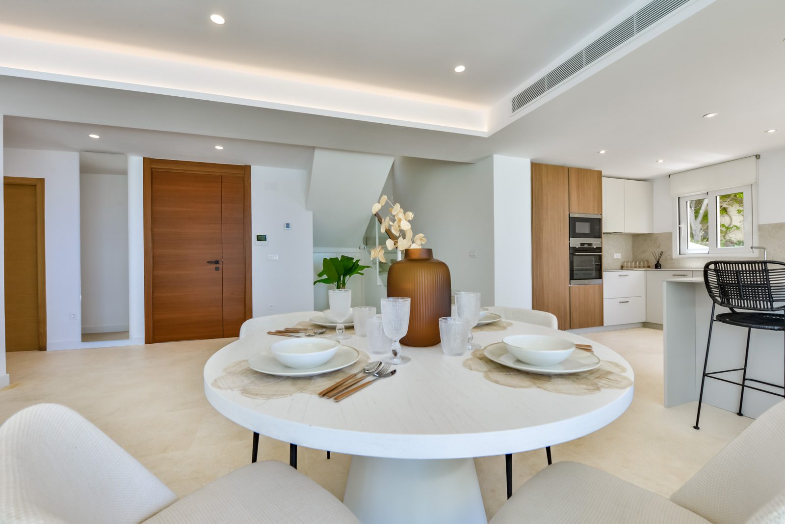 Stylish dining area in a 3-bedroom villa with sea views in Altea - The Estates