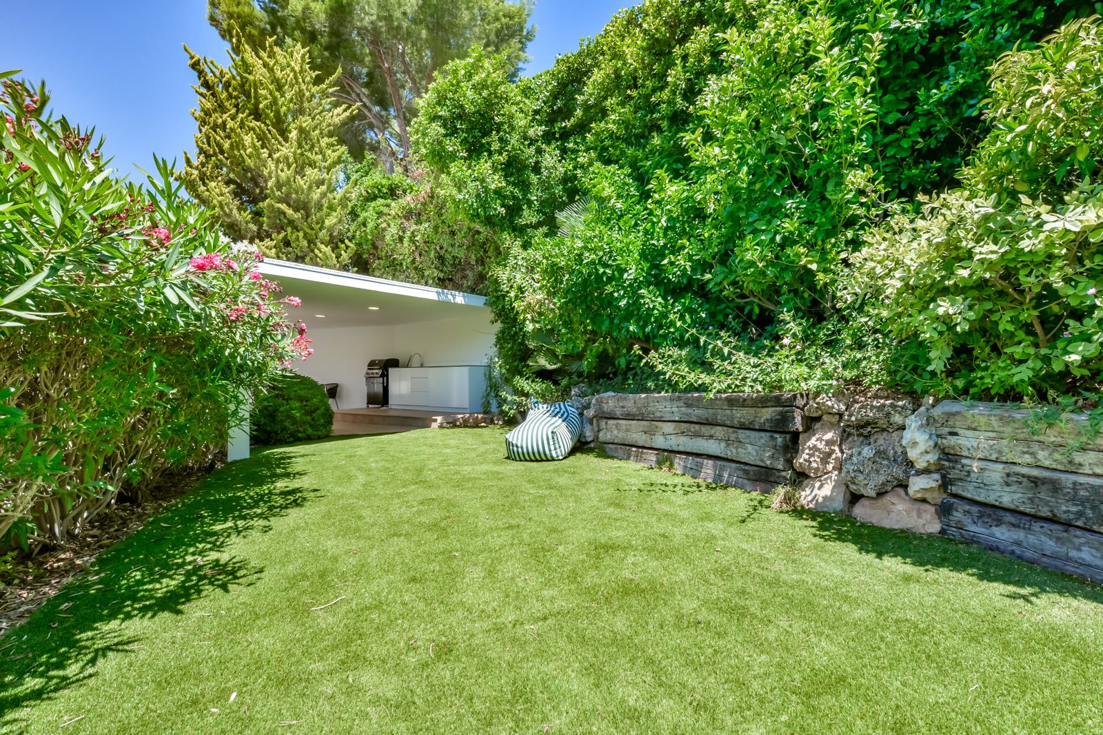 Lush garden and outdoor seating area of a 3-bedroom villa in Altea - The Estates