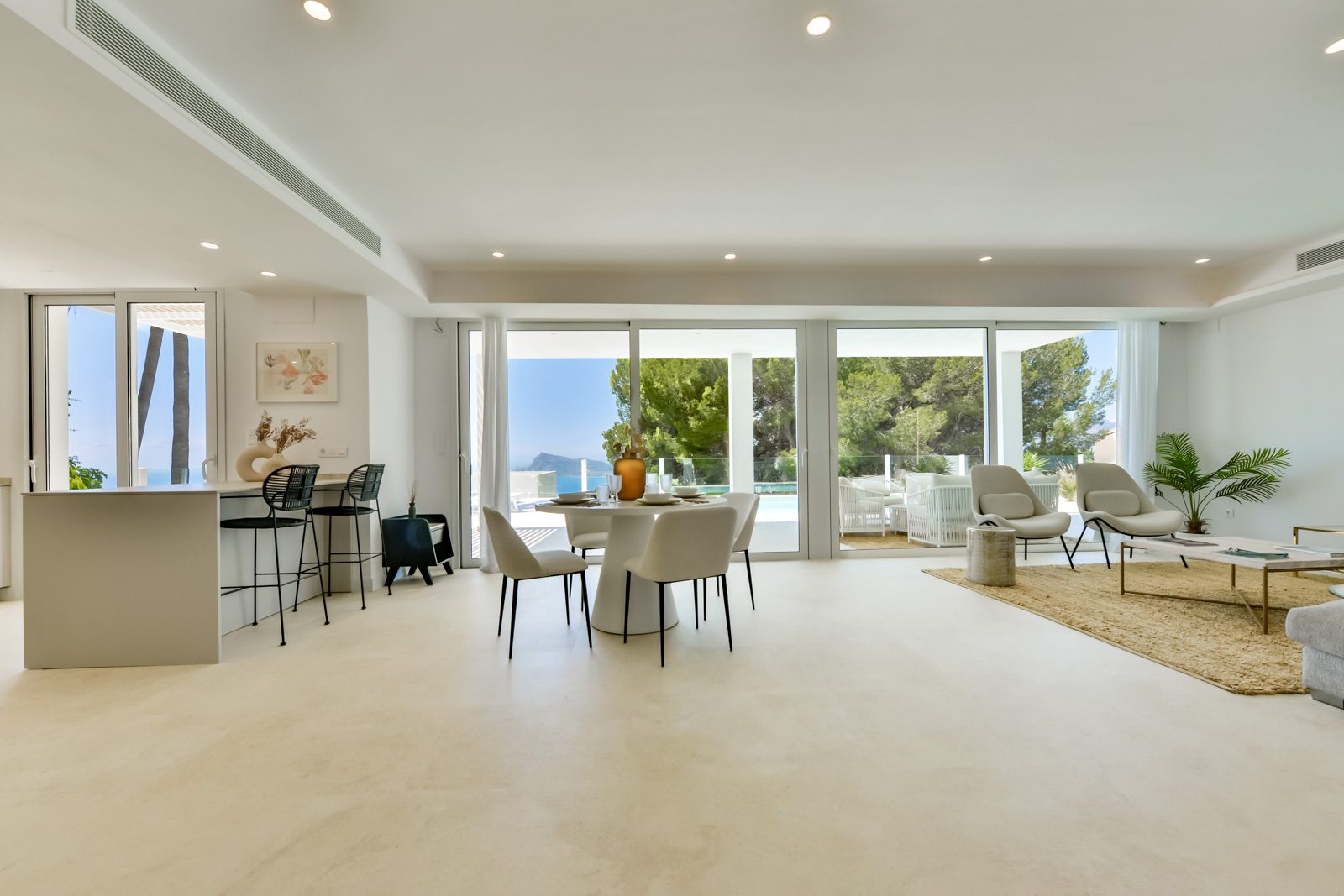 Bright living area with sea views inside a 3-bedroom villa in Altea - The Estates