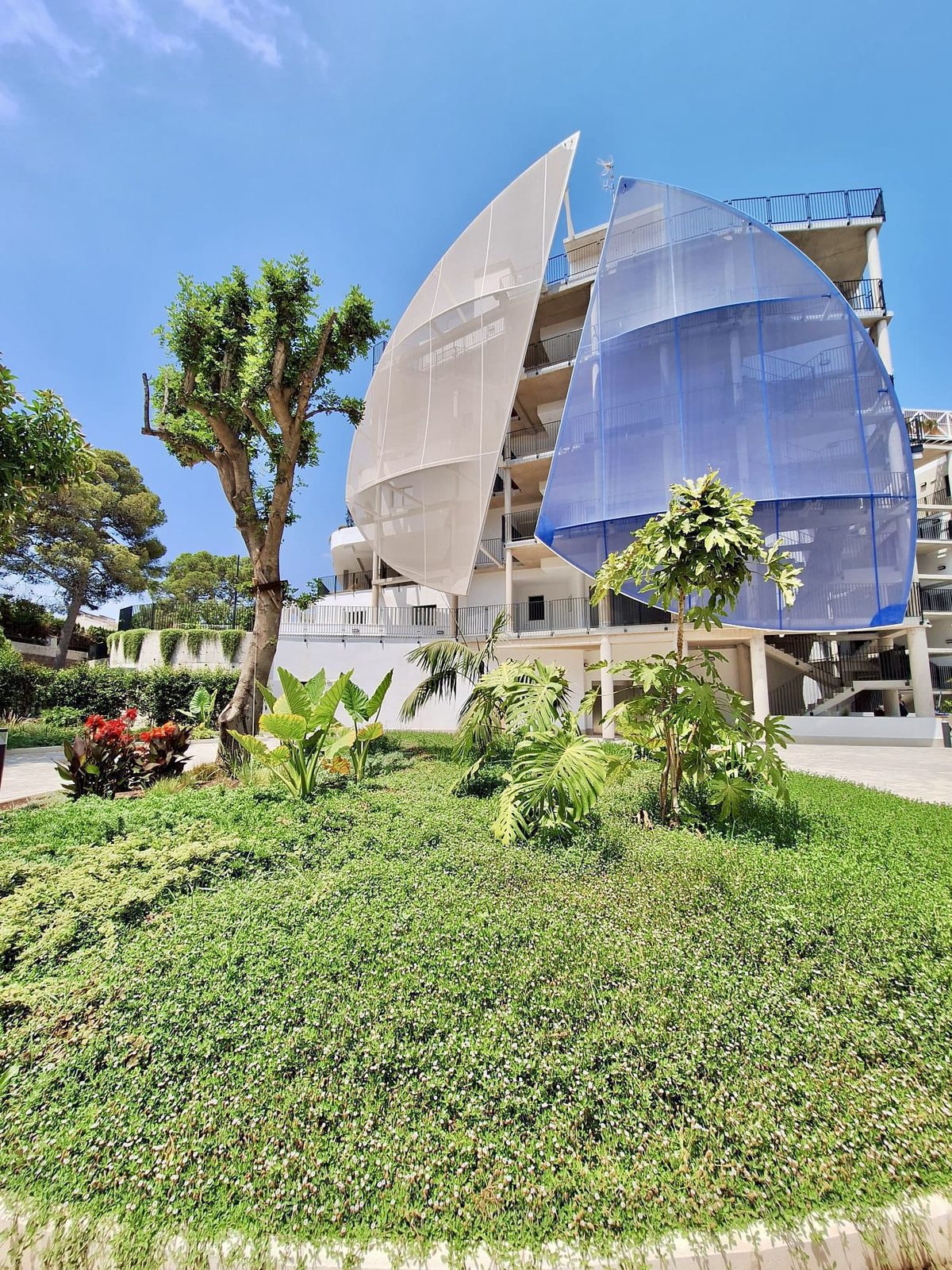 Modern apartment building exterior with sea and garden views of a 3-bedroom apartment in Alfaz del Pi - The Estates