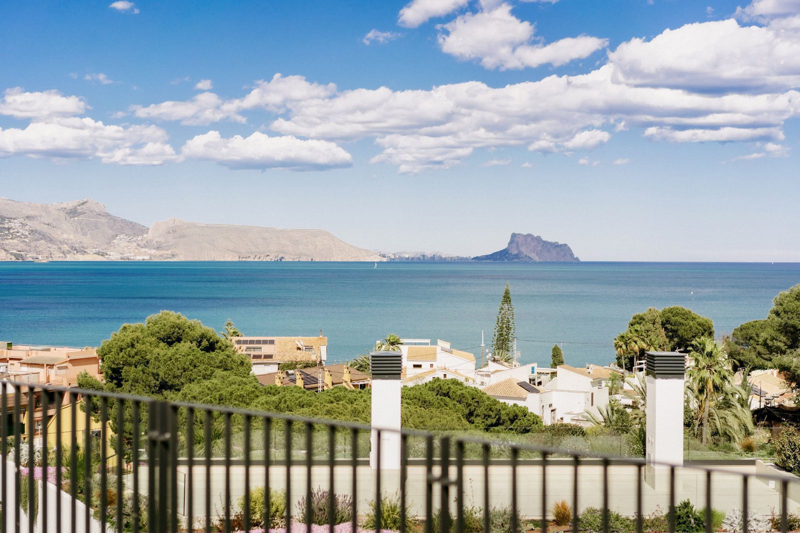 Sea, garden, and city views from a 3-bedroom apartment in Alfaz del Pi - The Estates