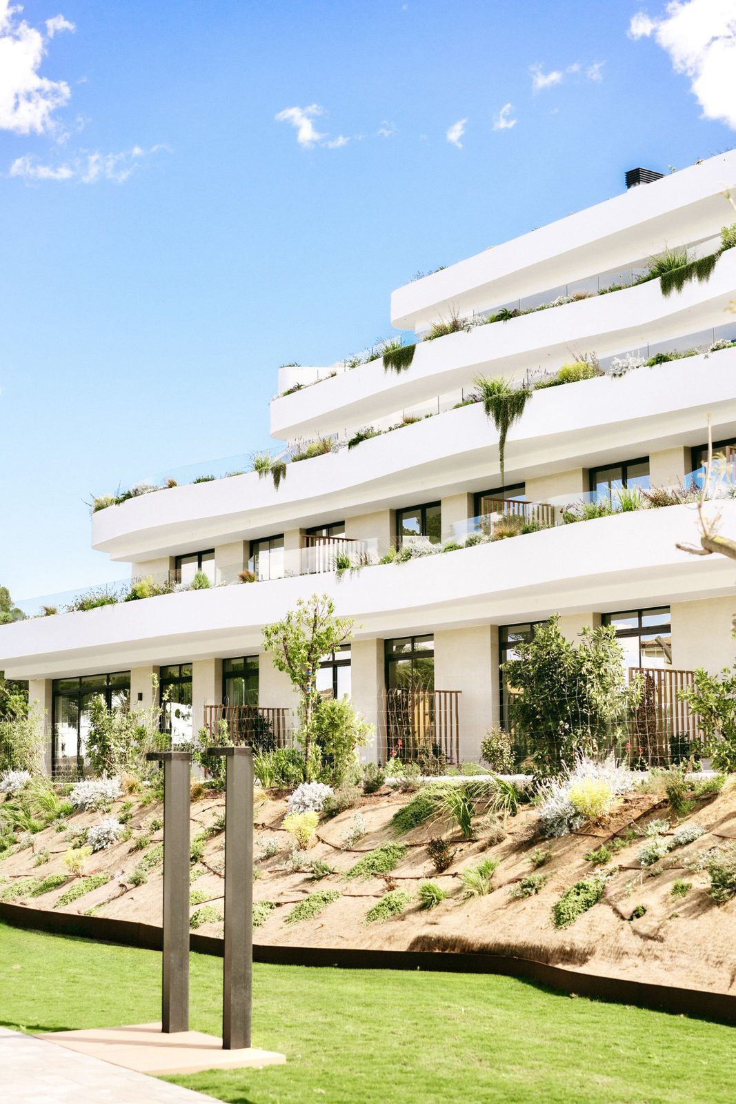 Exterior view of a modern 3-bedroom apartment building in Alfaz del Pi - The Estates