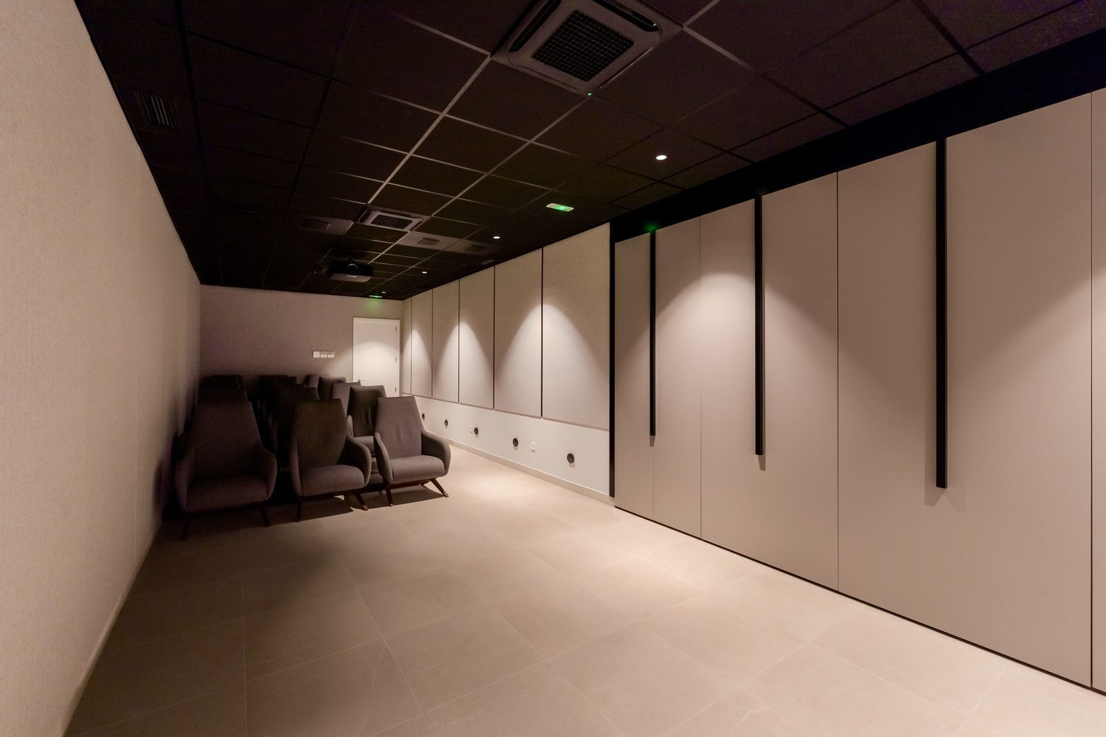 A modern hallway with seating and decorative paneling in a 3-bedroom apartment in Alfaz del Pi - The Estates