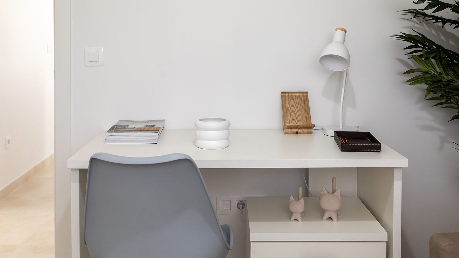 Home office with white desk, chair and lamp in a 3-bedroom villa in Busot, zona Bonalba Golf - The Estates
