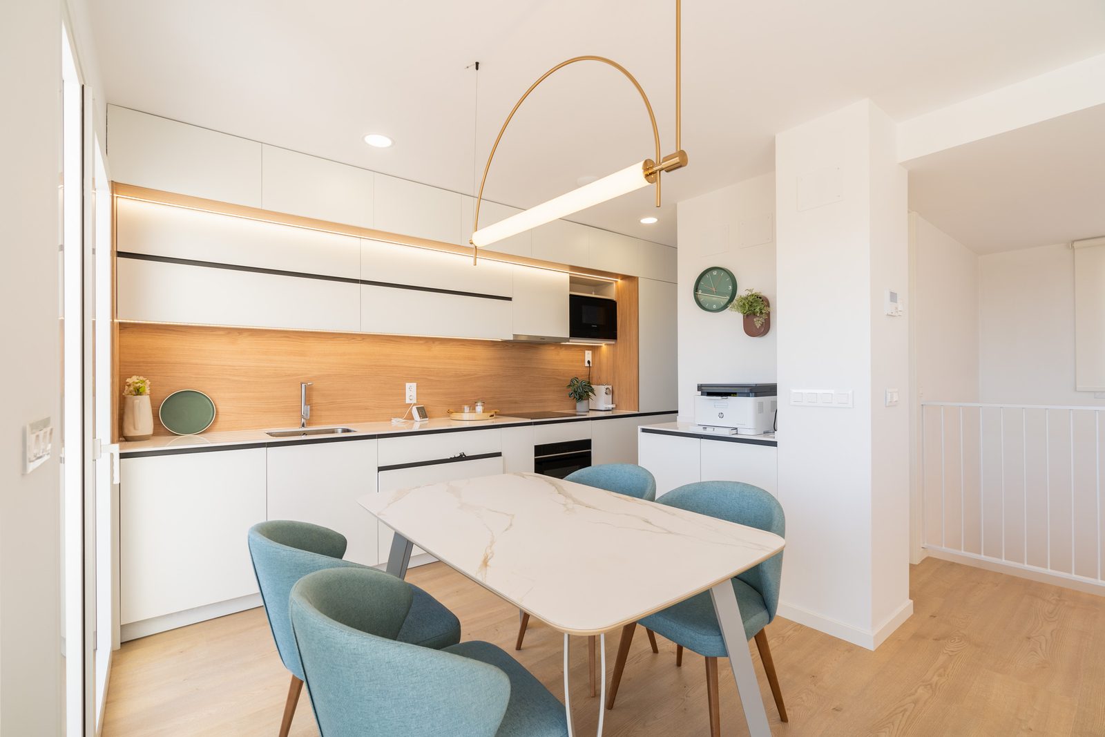 A modern kitchen and dining area of a 4-bedroom townhouse in La Nucía - The Estates