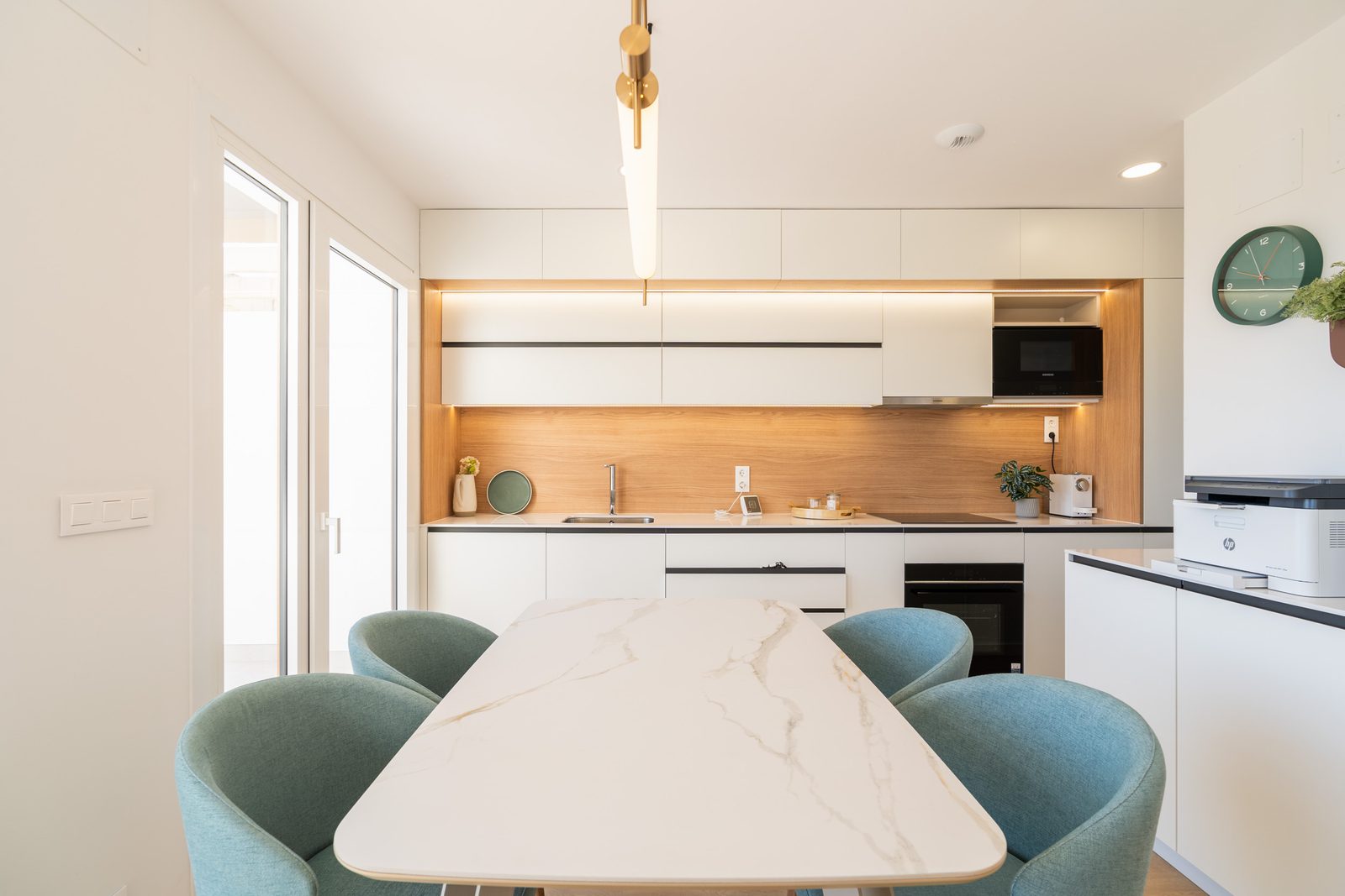 A modern kitchen and dining area of a 4-bedroom townhouse in La Nucía - The Estates