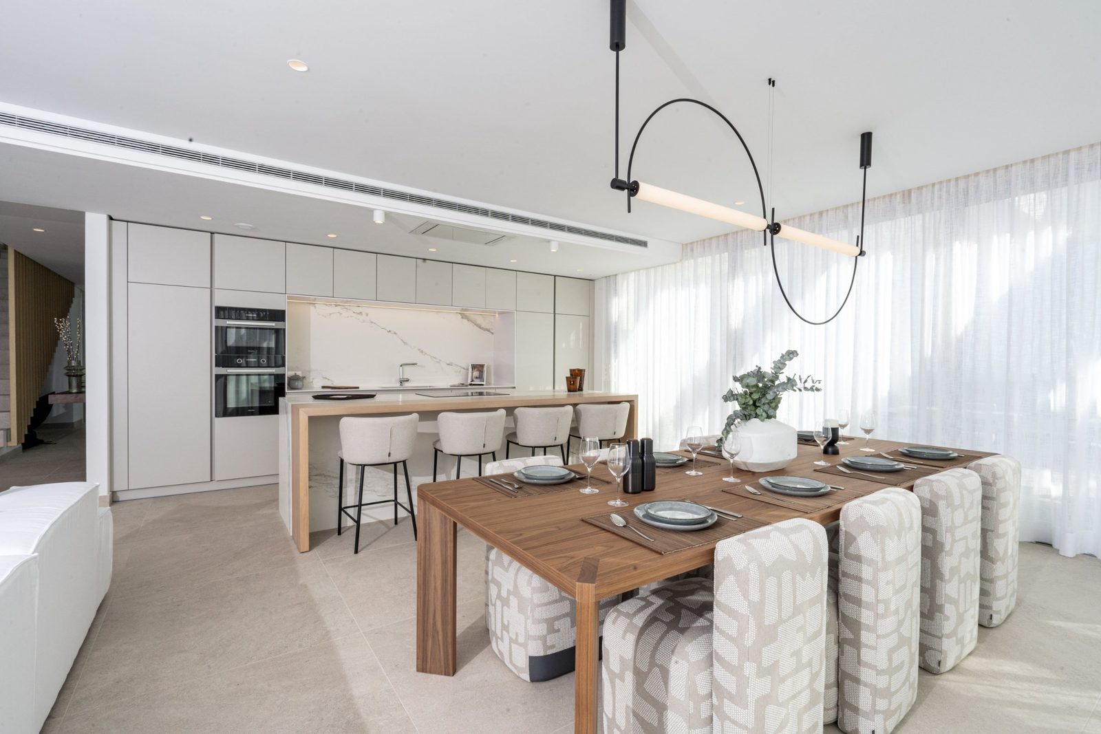 Contemporary open-plan kitchen and dining area of a 4-bedroom penthouse in Málaga - The Estates