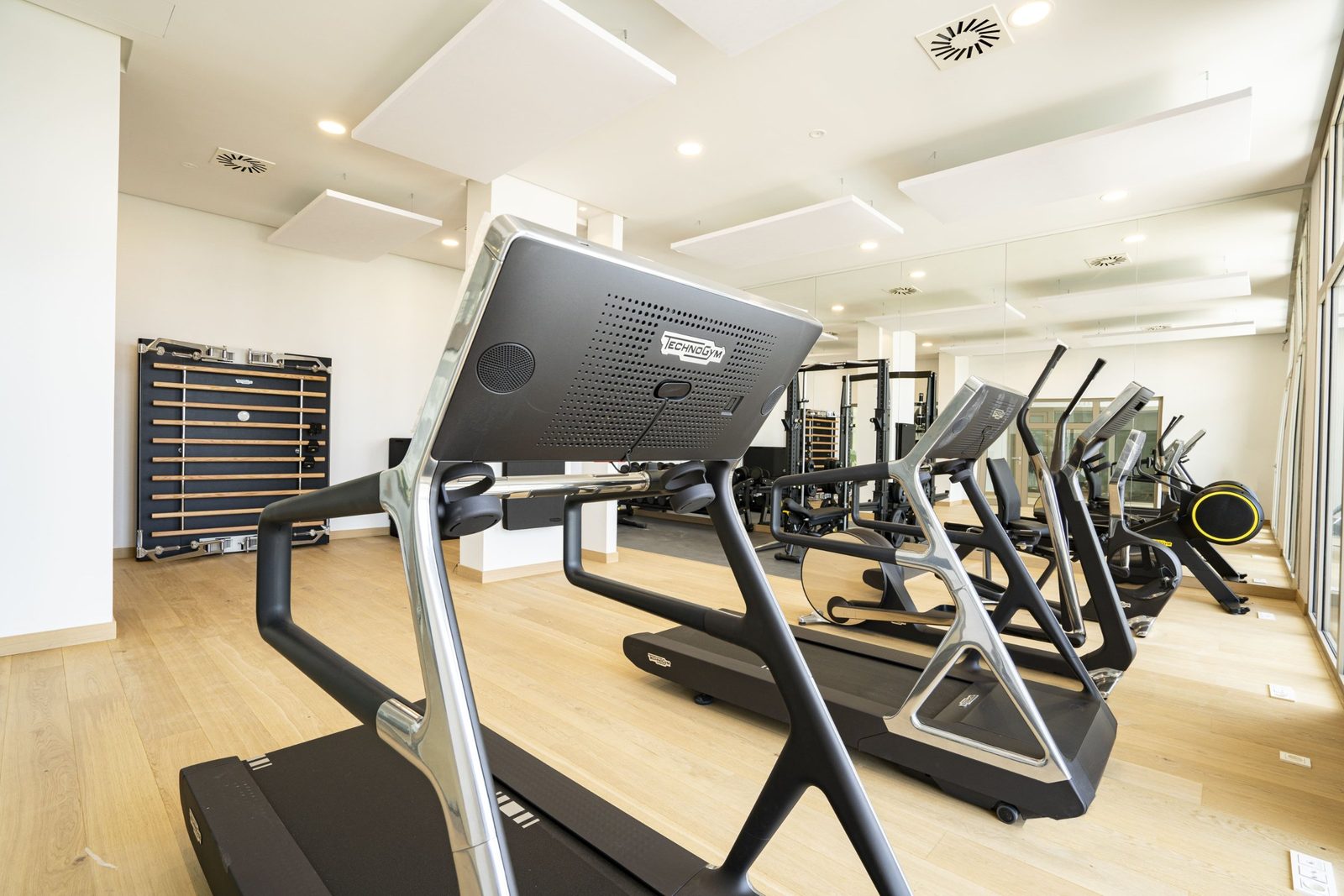 Modern fitness room with treadmills and gym equipment in a 4-bedroom penthouse in Málaga - The Estates