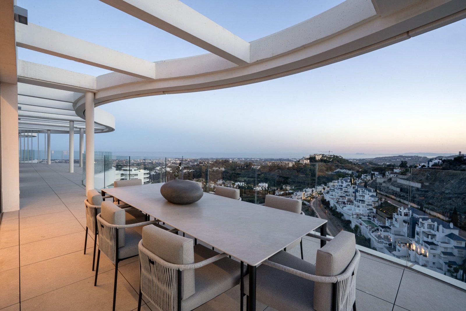 Covered terrace dining area with sea views of Benahavís in a 4-bedroom penthouse in Málaga - The Estates
