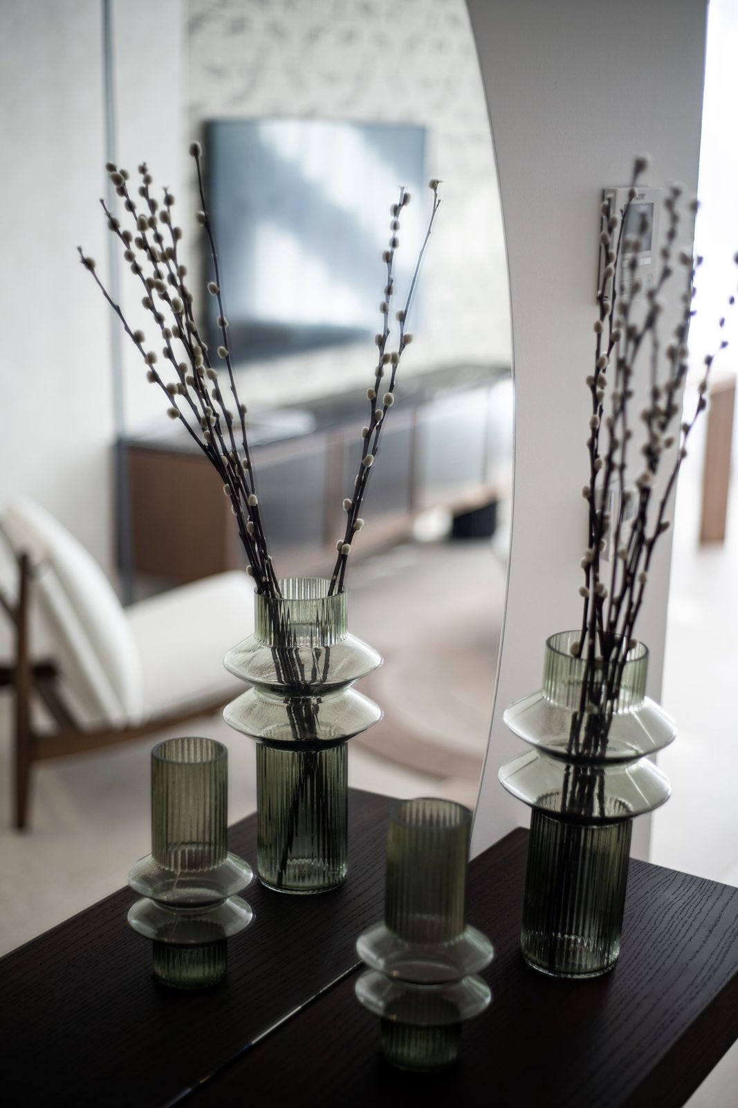 Decorative glass vases with branches on a console table and mirror in a 4-bedroom penthouse in Málaga - The Estates