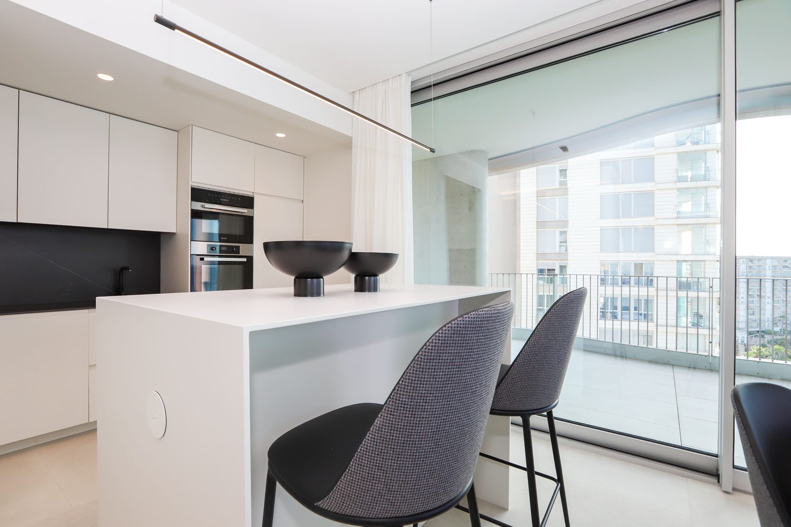 Modern kitchen with breakfast bar and sea views of a 4-bedroom apartment in Calpe - The Estates