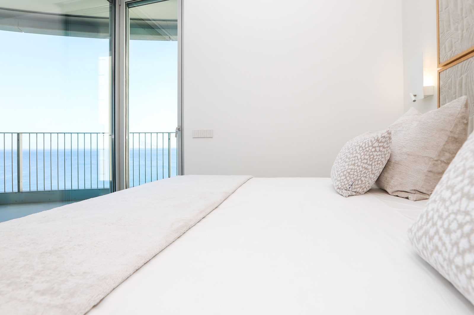 A bright bedroom with sea views in a 4-bedroom apartment in Calpe - The Estates