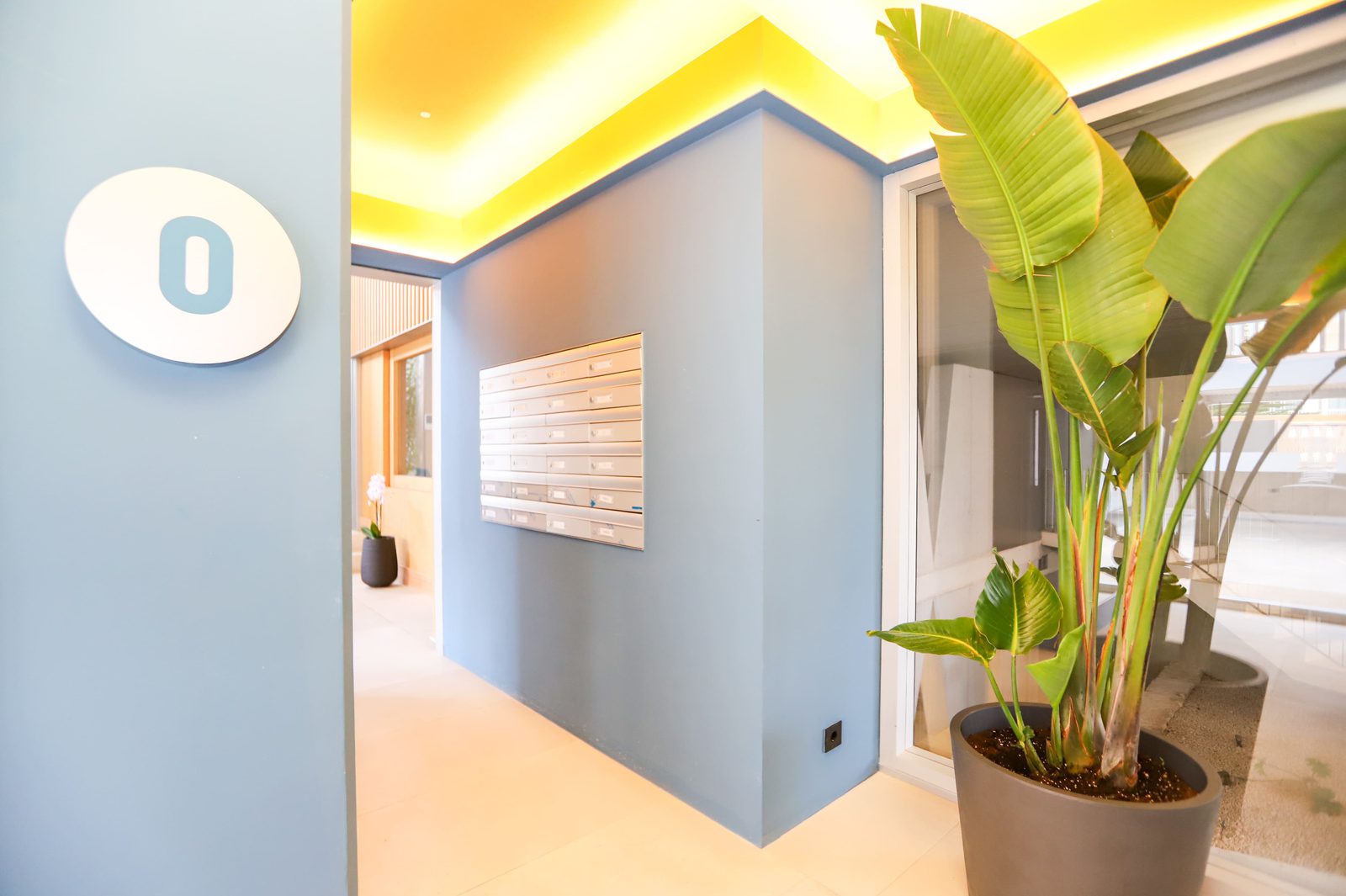 Stylish apartment hallway with a plant and building directory in a 4-bedroom apartment in Calpe - The Estates