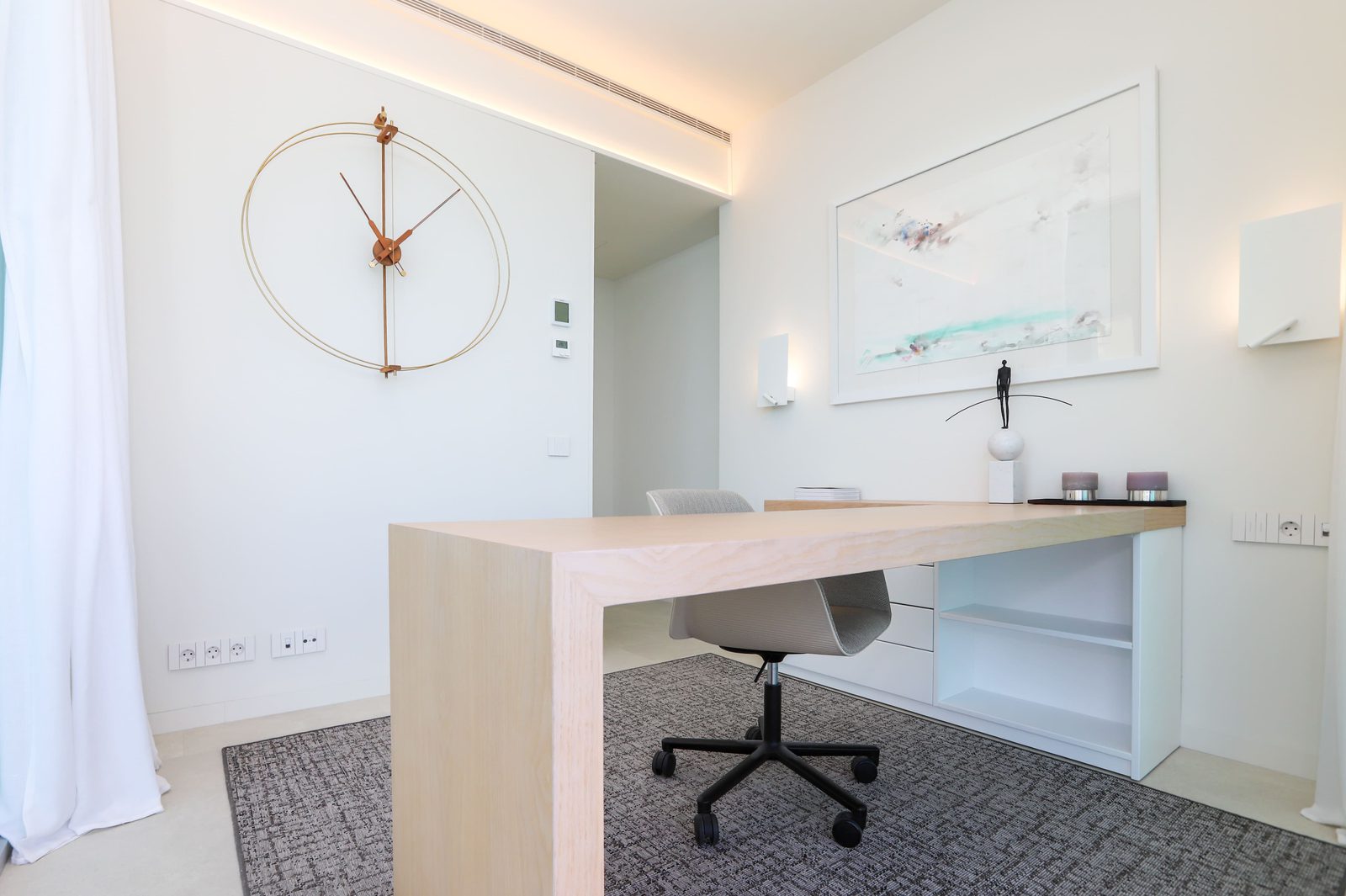 Stylish interior with a desk and artwork in a 4-bedroom apartment in Calpe - The Estates