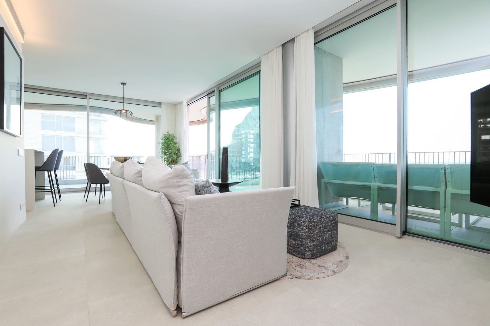 Stylish living room with balcony access of a 4-bedroom apartment in Calpe - The Estates