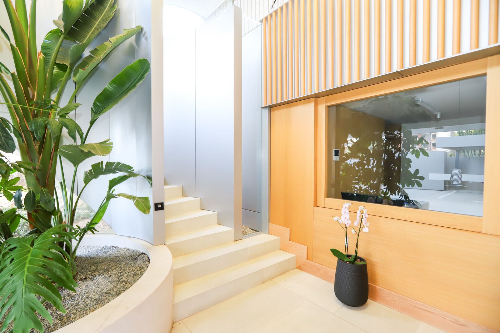Stylish entrance with greenery and modern architecture of a 4-bedroom apartment in Calpe - The Estates