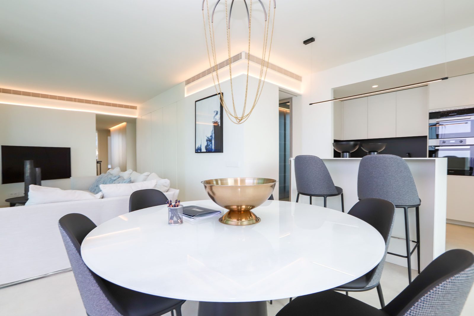 Stylish dining area with modern decor in a 4-bedroom apartment in Calpe - The Estates