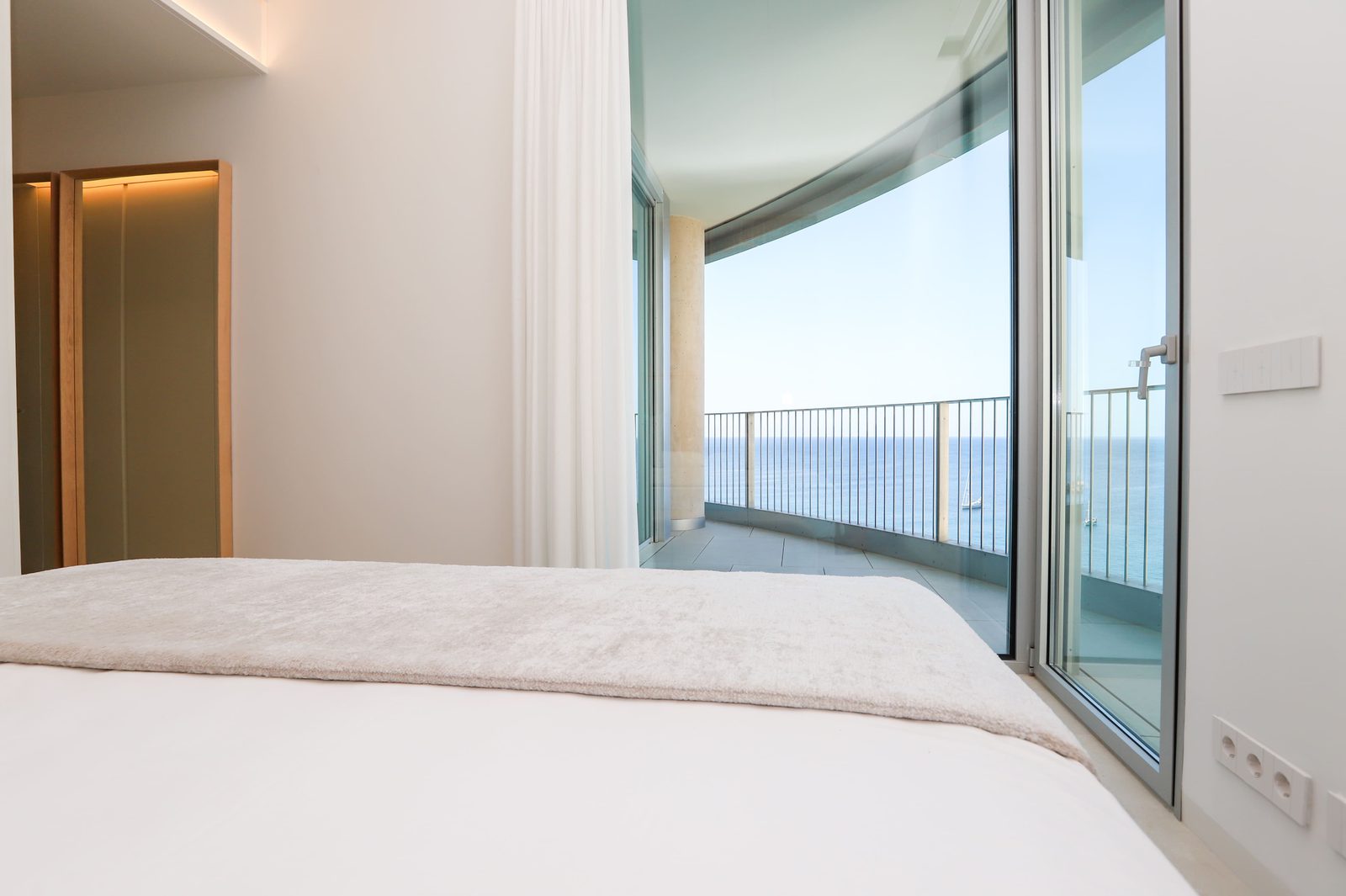 Bright bedroom with balcony and sea views of a 4-bedroom apartment in Calpe - The Estates
