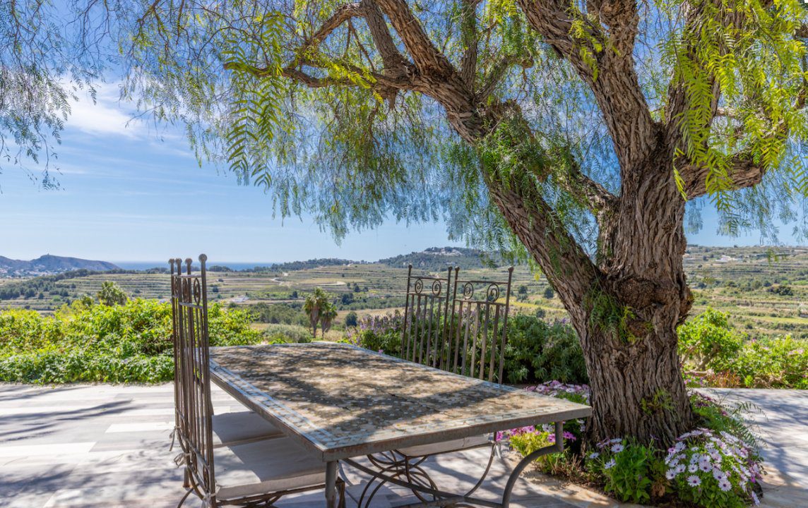 A beautiful garden and terrace with views of the countryside and sea - The Estates