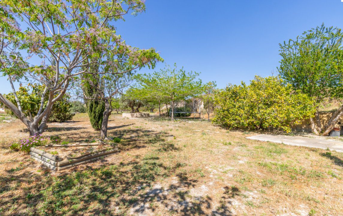 Lush garden and landscaping surrounding an 8-bedroom finca in Moraira - The Estates