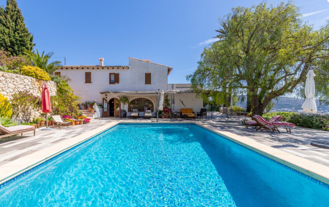 A beautiful swimming pool and outdoor lounge area of an 8-bedroom finca in Moraira - The Estates