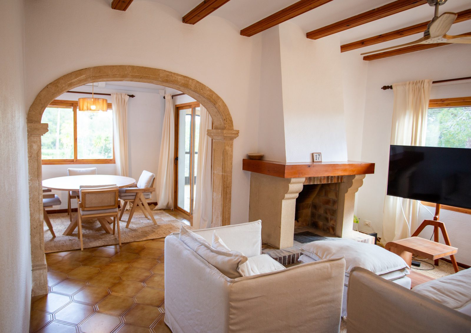 Living room with fireplace and dining area in a 2-bedroom villa in Javea / Xabia - The Estates