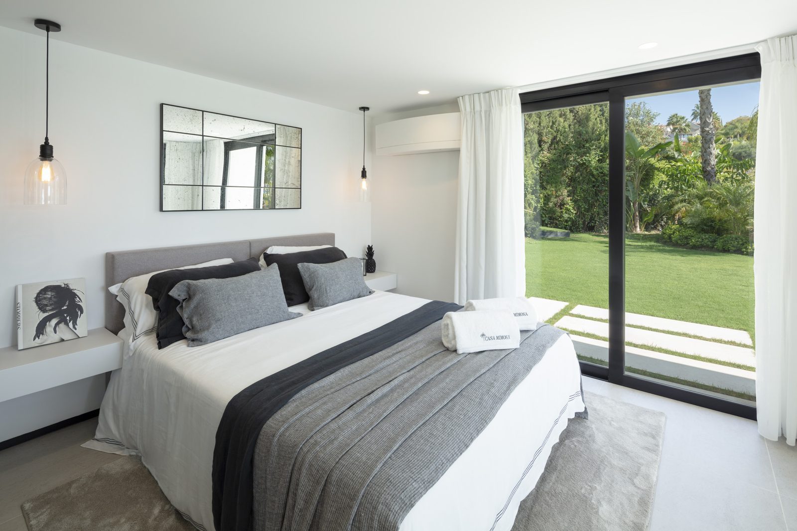 Bright double bedroom with garden views of a 5-bedroom villa in Málaga - The Estates