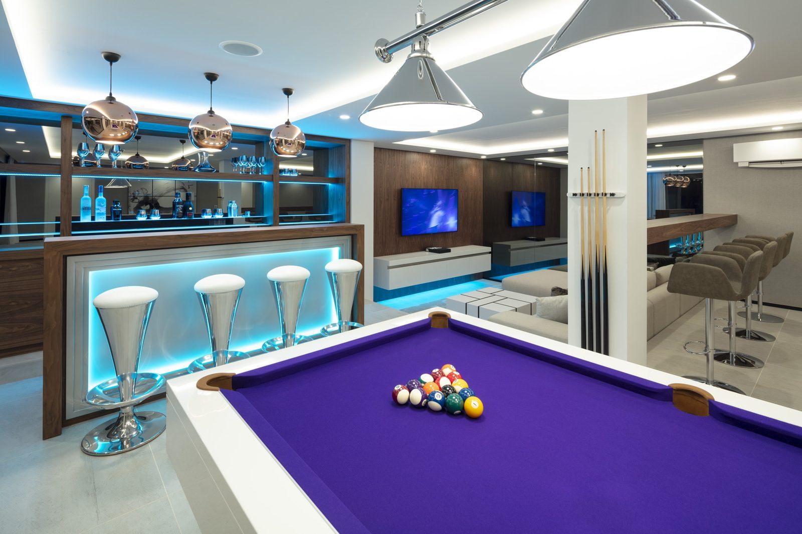 Games room with purple pool table, illuminated bar and lounge of a 5-bedroom villa in Málaga - The Estates