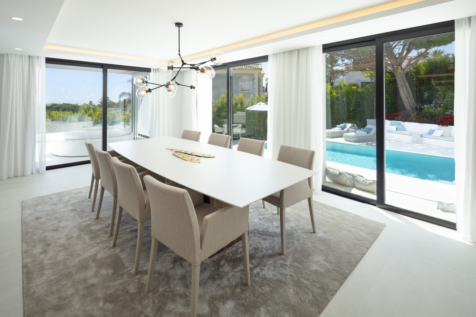 Bright dining room overlooking the pool and garden of a 5-bedroom villa in Málaga - The Estates