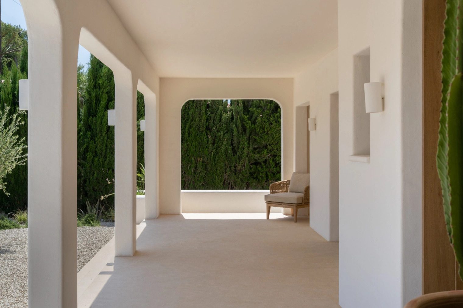 Elegant covered terrace with views of lush greenery in a 5-bedroom villa in Benissa - The Estates