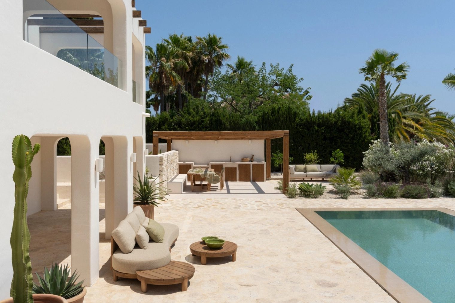 Outdoor living area with pool and garden of a 5-bedroom villa in Benissa - The Estates