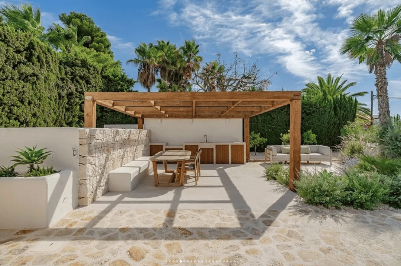 Outdoor dining area with pergola and garden views of a 5-bedroom villa in Benissa - The Estates