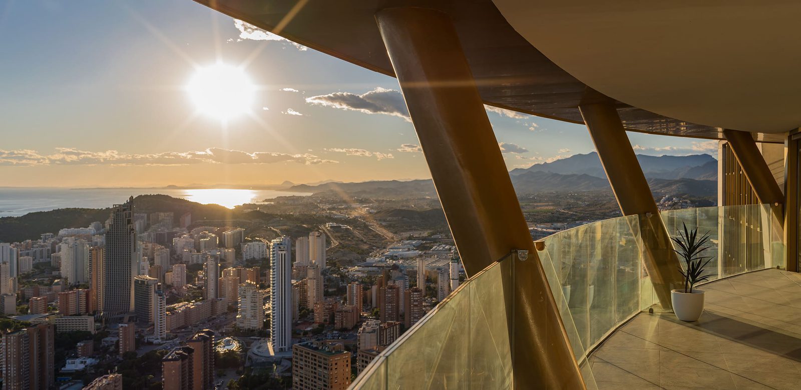Panoramic sea and mountain views from a 3-bedroom apartment in Benidorm - The Estates