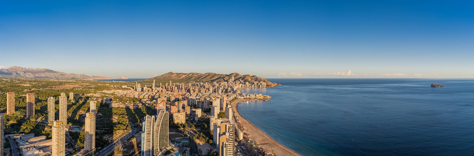 Panoramic sea and city views from a 3-bedroom apartment in Benidorm - The Estates