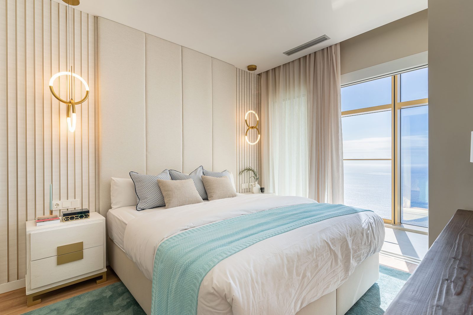 Stylish bedroom with sea views in a 3-bedroom apartment in Benidorm - The Estates