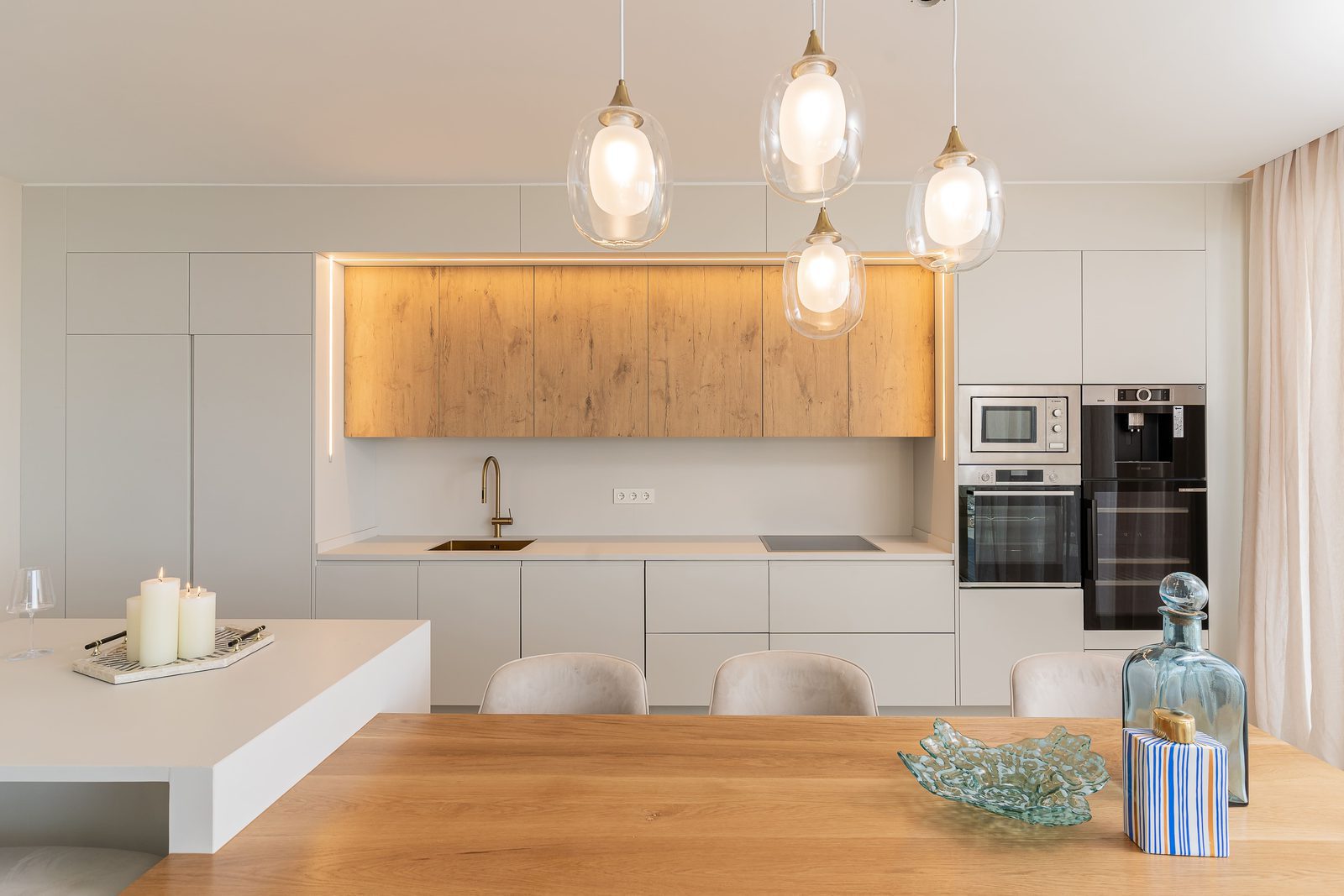 Modern kitchen with wooden accents in a 3-bedroom apartment in Benidorm - The Estates