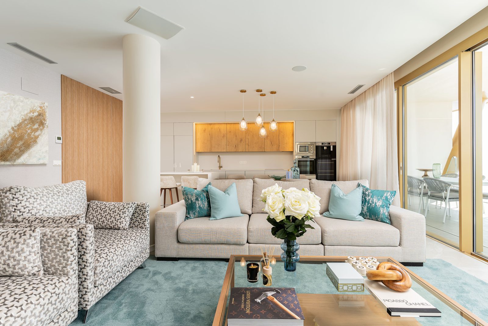 Stylish living room with a view of a 3-bedroom apartment in Benidorm - The Estates