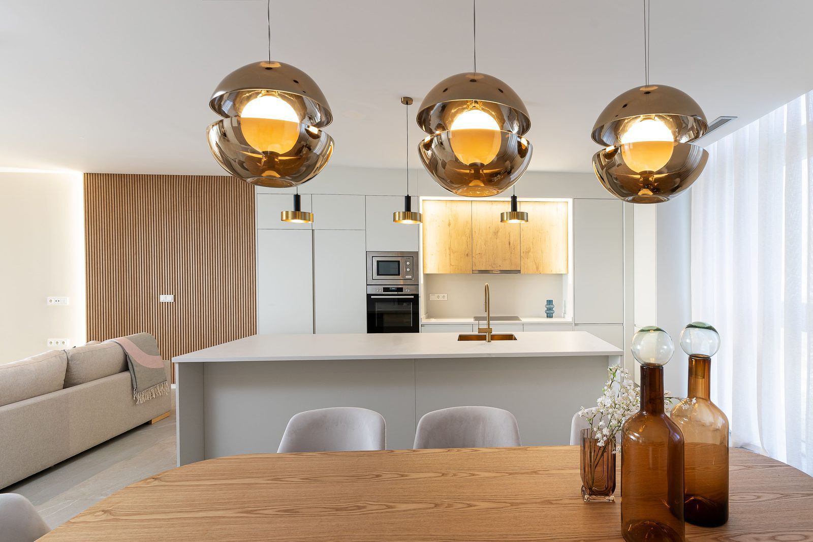 Stylish kitchen and dining area of a 3-bedroom apartment in Benidorm - The Estates