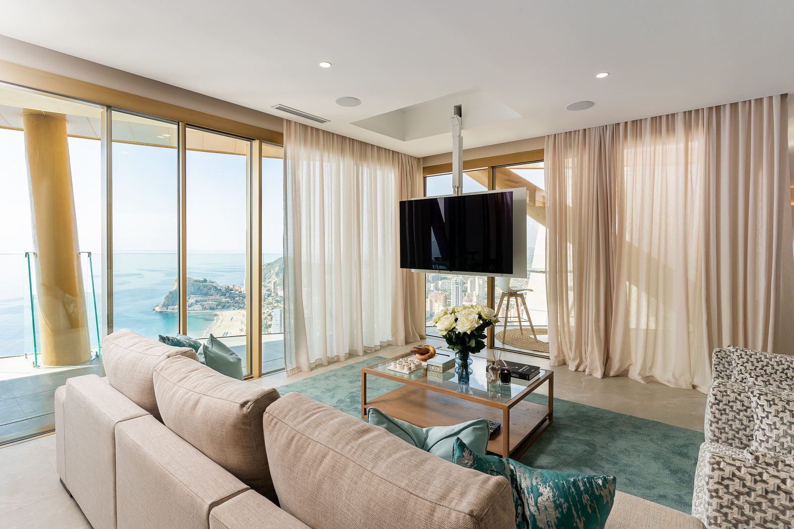 Stylish living room with panoramic sea views in a 3-bedroom apartment in Benidorm - The Estates