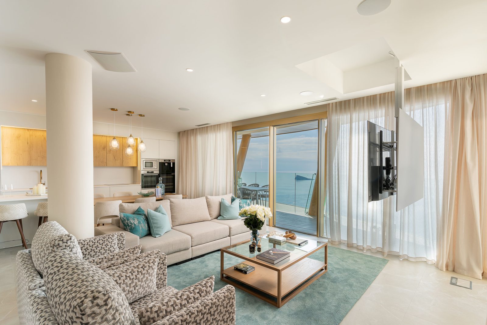 Stylish living room with sea views in a 3-bedroom apartment in Benidorm - The Estates