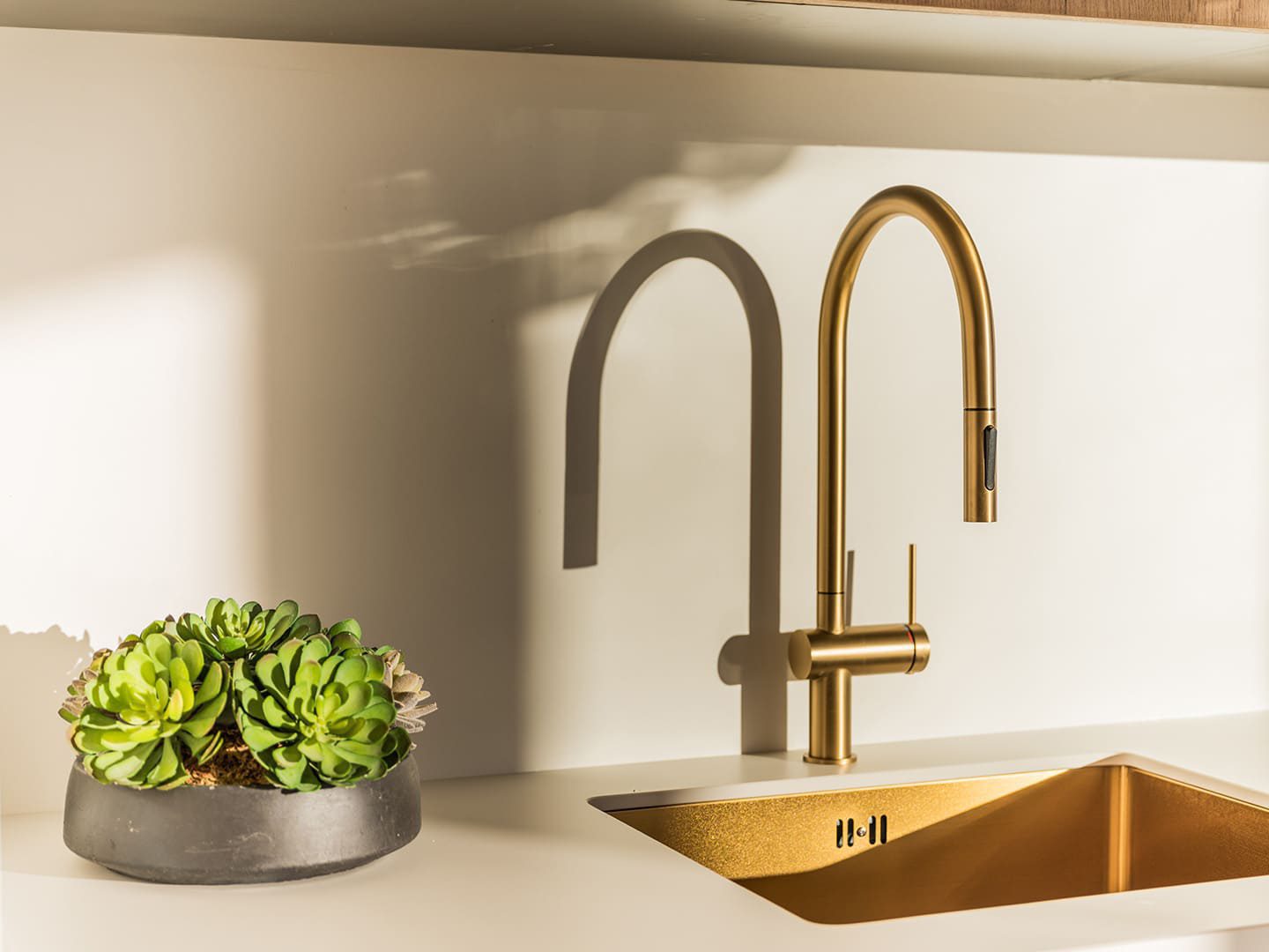 Stylish kitchen faucet and sink in a 3-bedroom apartment in Benidorm - The Estates