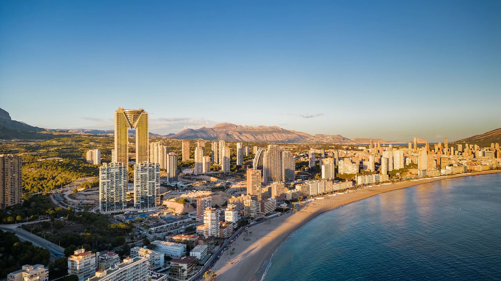 Panoramic sea and city views from a 3-bedroom apartment in Benidorm - The Estates